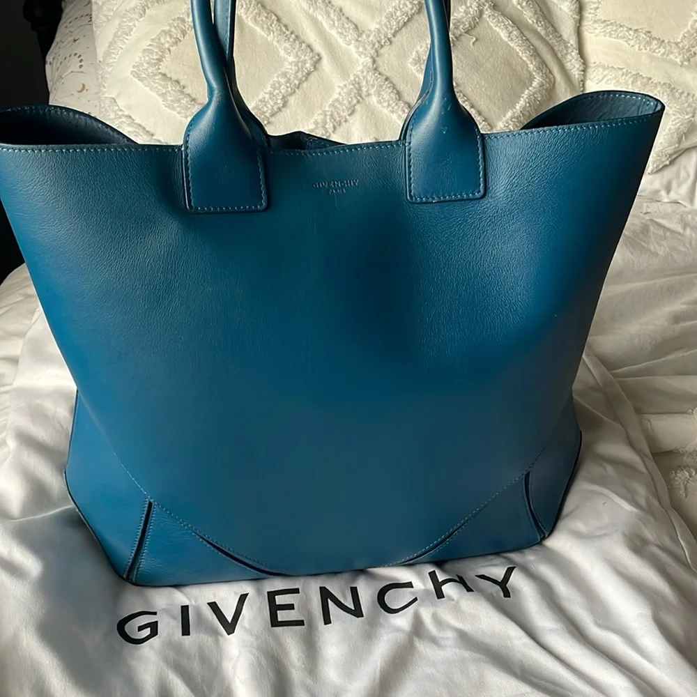 REDUCED! ⬇️GIVENCHY Easy Tote Bag - Picture 1 of 16